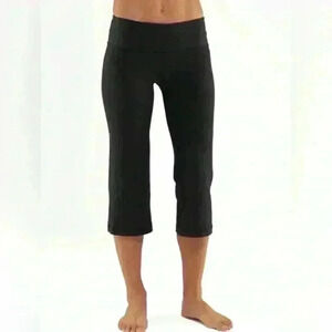 9. Lululemon Luon Groove Crop Black Sz 4